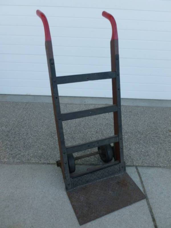 lot 3 image: Antique Barrel Cart