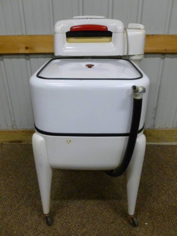 lot 4 image: Vintage Maytag Wash Machine