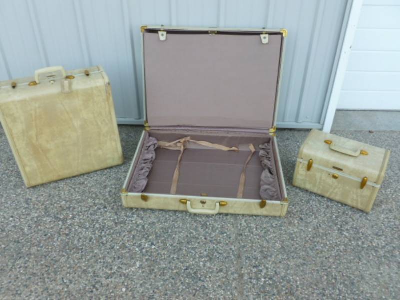lot 10 image: Vintage Luggage Set