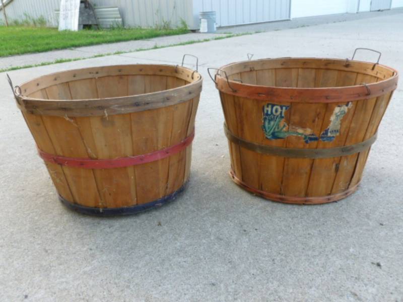 lot 16 image: Vintage Bushel Baskets