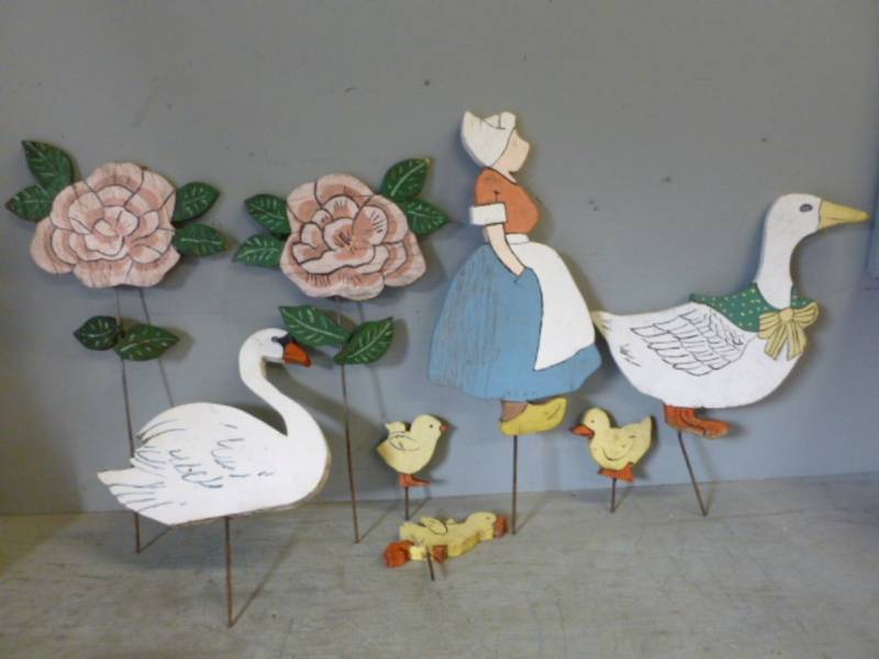 lot 21 image: Vintage Yard Decorations