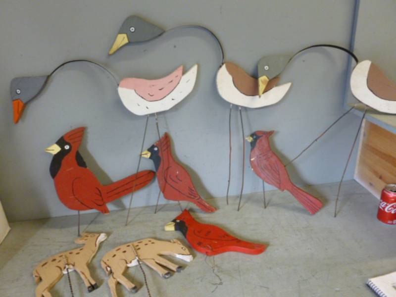 lot 22 image: Vintage Yard Decorations