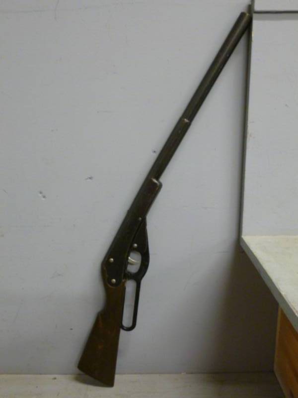 lot 49 image: Daisy BB Gun
