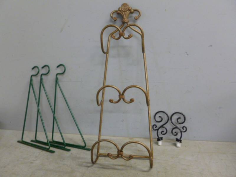 lot 75 image: Decorative