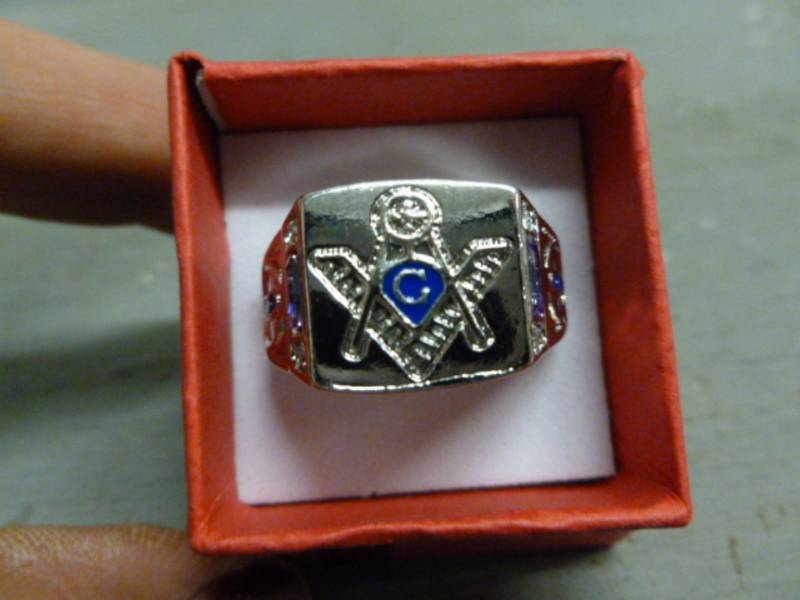 lot 102 image: Mens Ring