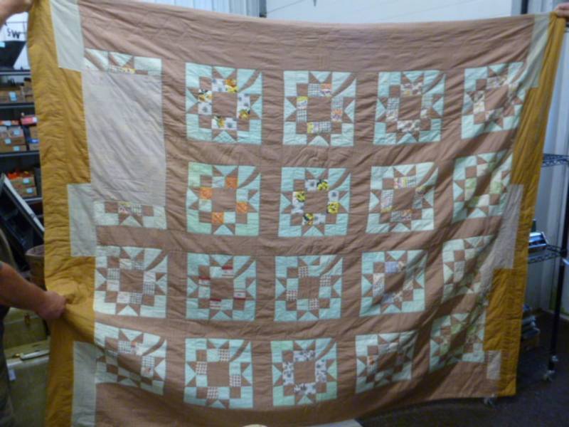 lot 122 image: Vintage Quilt