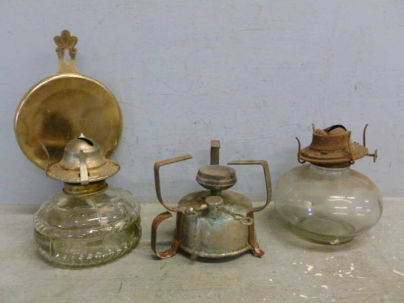 lot 130 image: Vintage Oil Lamps