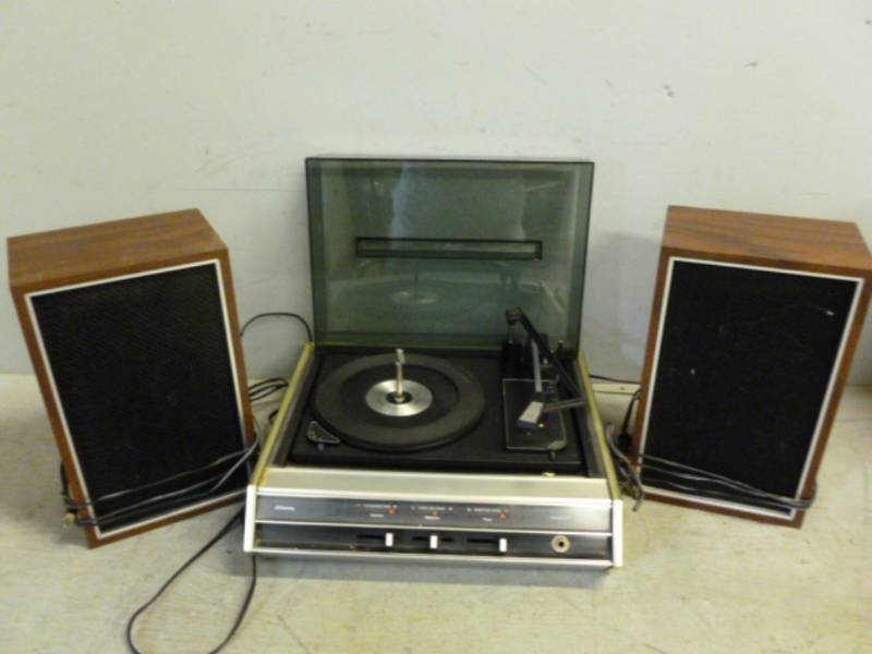 lot 136 image: Vintage Radio
