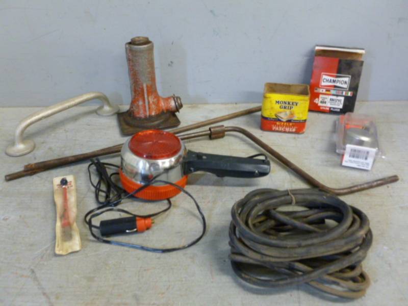 lot 137 image: Vintage Items