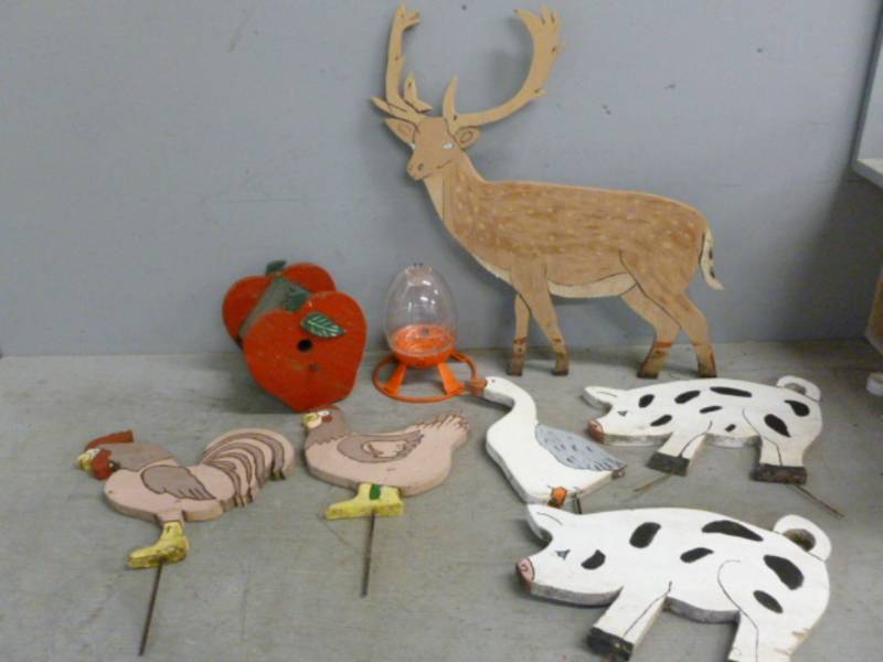 lot 181 image: Vintage Yard Decorations