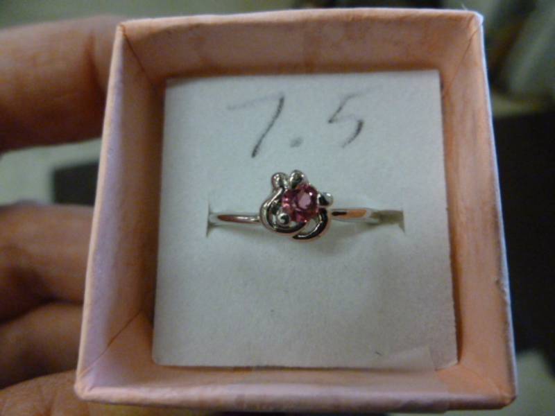 lot 200 image: Ladies Ring