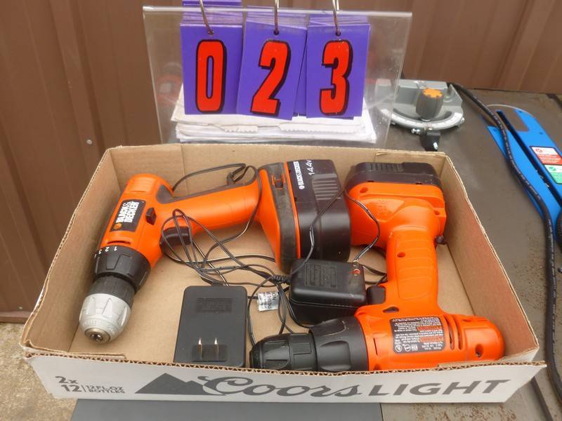 lot 23 image: SnS Auctions # 382 Delta Saw, Pitboss Smoker, Jointer, Air compressors & misc. tools.