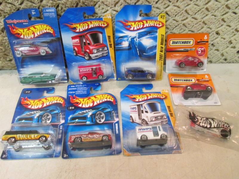 lot 5 image: Lot of Hot Wheels and Matchbox Cars...