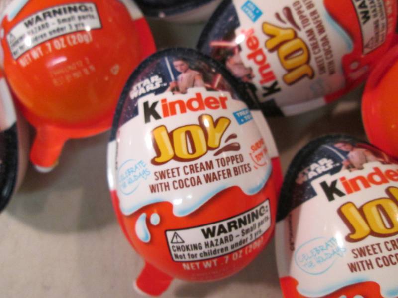 lot 8 image: 12 Star Wars Kinder Joy Treat & Toy...