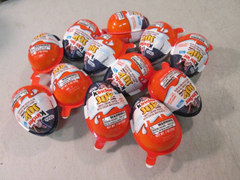 lot 9 image: 12 Star Wars Kinder Joy Treat & Toy...