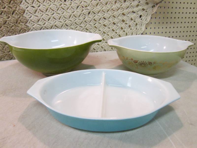lot 51 image: Lot of 2 Vintage Pyrex Bowls and Di...