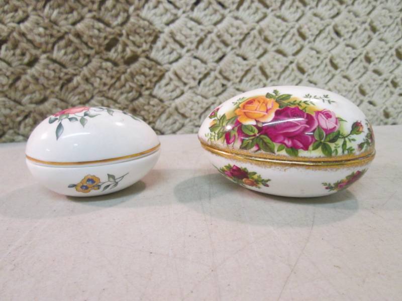 lot 68 image: Pair of Vintage Ceramic Egg Trinket...