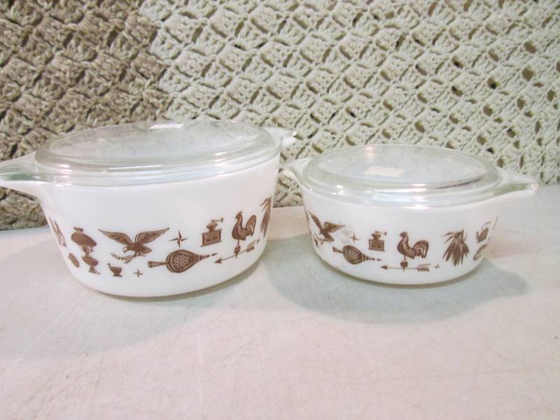 lot 75 image: Vintage Pyrex 1 12 qt and 1 12 pt...