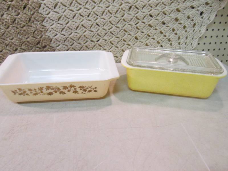 lot 76 image: 2 Vintage Pyrex Ovenware One with L...