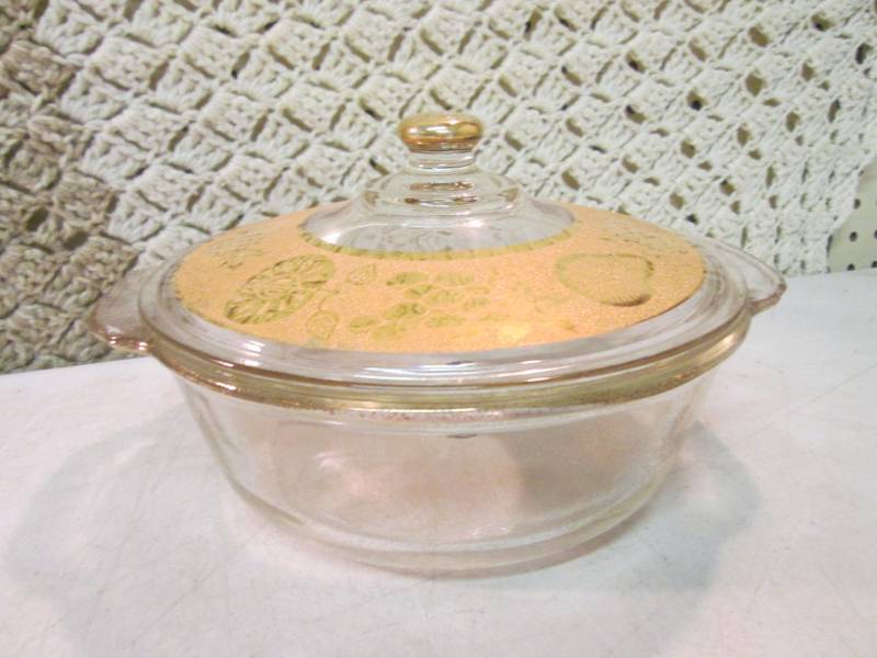 lot 78 image: Vintage Fire King 2 Qt Ovenware wit...