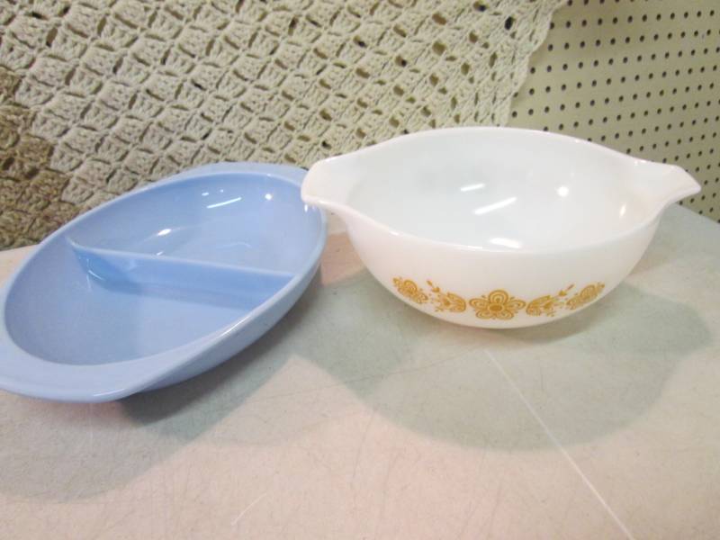 lot 79 image: Vintage Pyrex 2 12 Qt Bowl and Div...