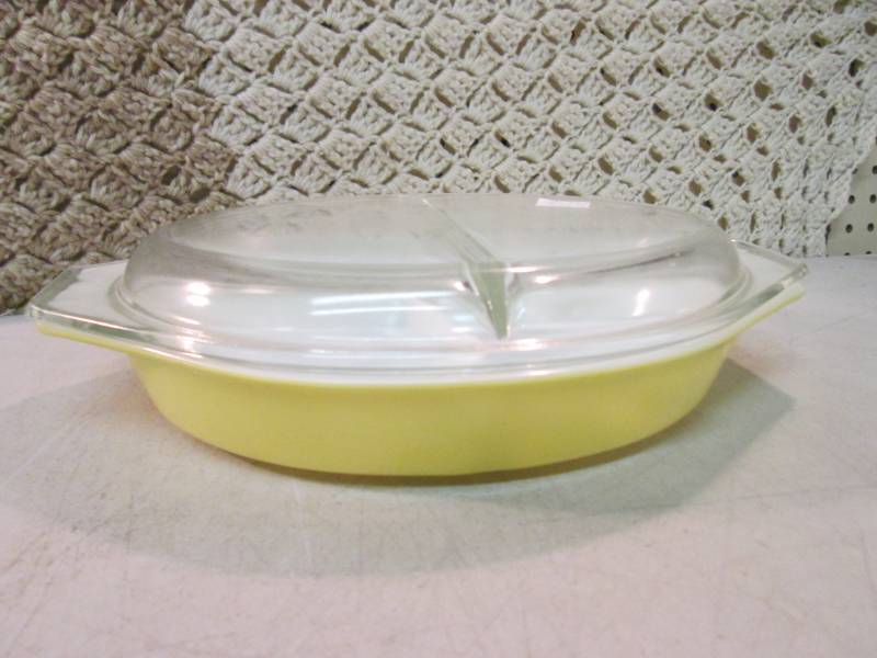 lot 80 image: Vintage Pyrex 1 12 Qt Divided Dish...