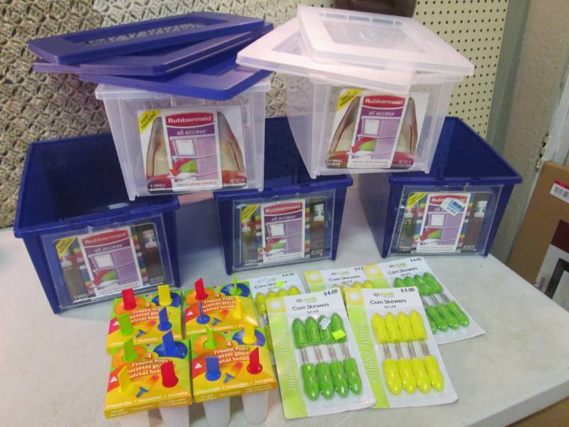 lot 89 image: Lot of 5 Rubbermaid Storage Contain...