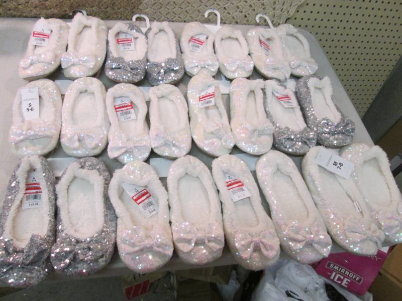 lot 102 image: Lot of 12 Pairs of Slippers Size M ...