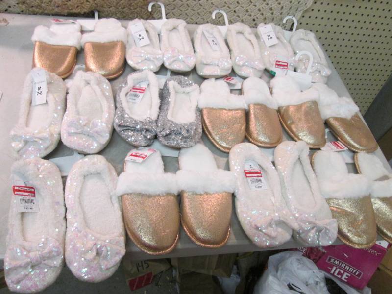lot 103 image: Lot of 12 Pairs of Slippers Size M ...