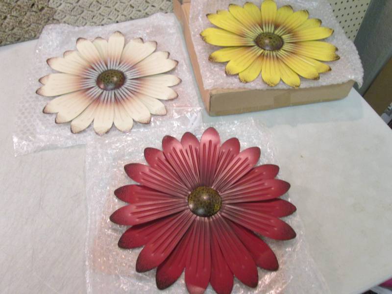 lot 112 image: Set of 3 Metal Flowers Wall Hanging...