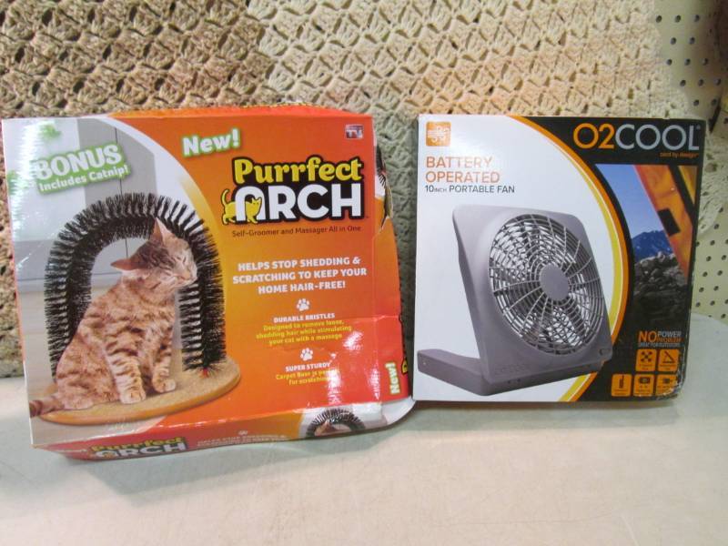 lot 114 image: 10 Battery Operated Portable Fan a...
