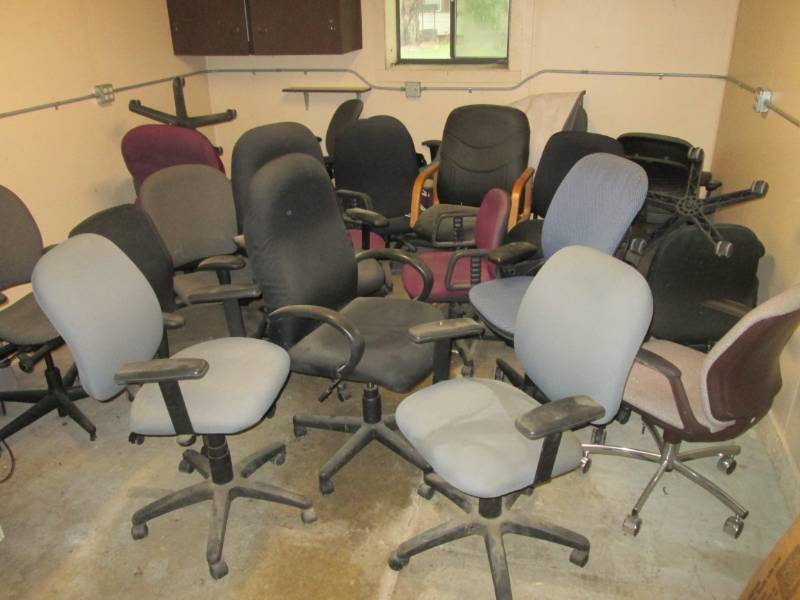 lot 201 image: Room Full of Office Chairs 20  ...