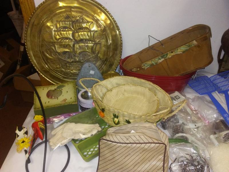 lot 55 image: Kitchen and housewares - large.