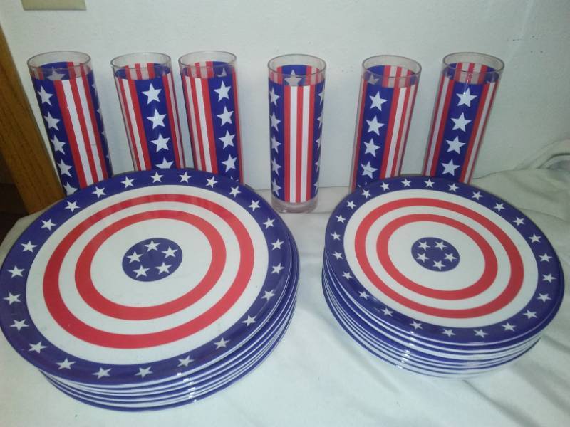 lot 56 image: Patriotic plastic picnic dinnerware - red white and blue.