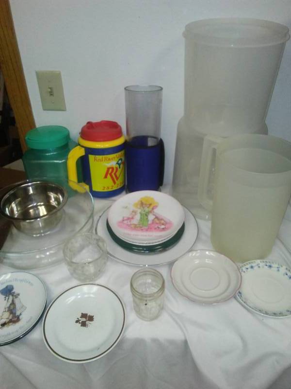 lot 57 image: Kitchen- Tupperware and more