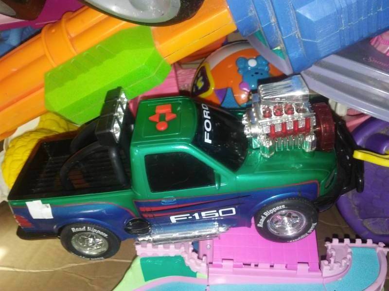 lot 75 image: Huge miscellaneous lot of toys.