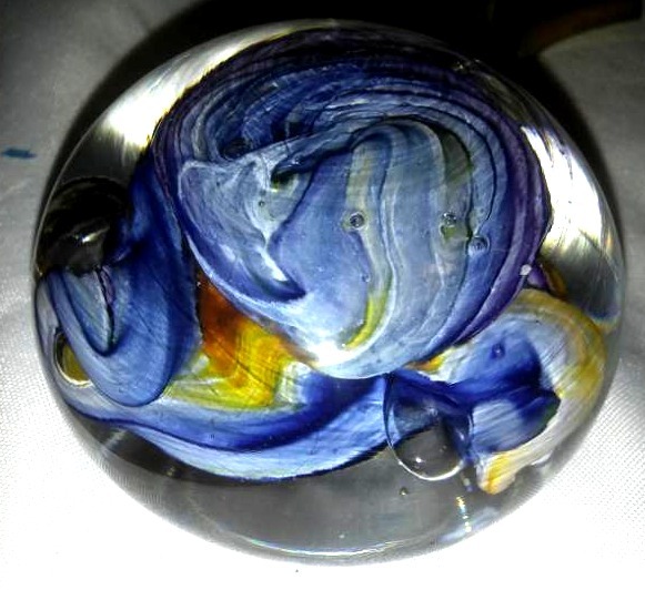 lot 82 image: Home decor - wall hangings and glass