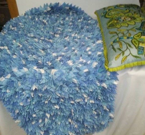 lot 86 image: Accent rug and pillow - Pier 1,