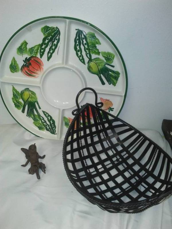 lot 87 image: Miscellaneous home decor serving tray