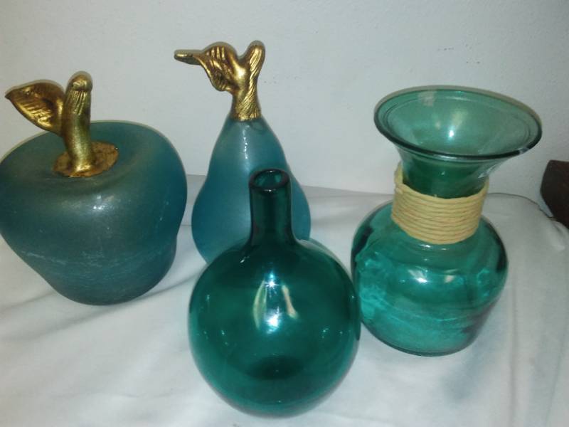 lot 88 image: Blue Glass home decor.