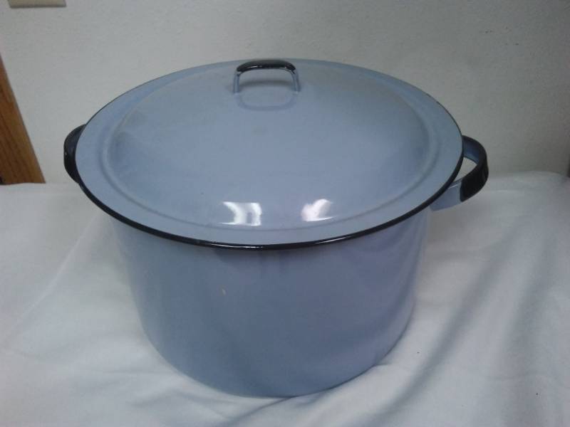 lot 90 image: Vintage enamelware, light blue