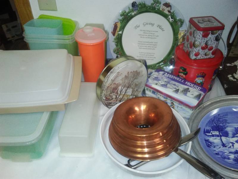 lot 91 image: Tupperware, tins and more.