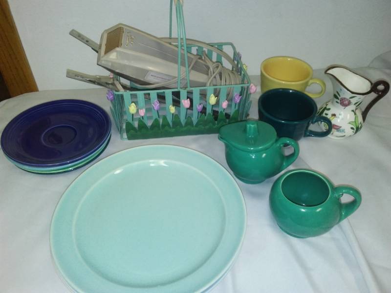 lot 103 image: Miscellaneous kitchen - lady vanity  Luray plates  Fiesta ware