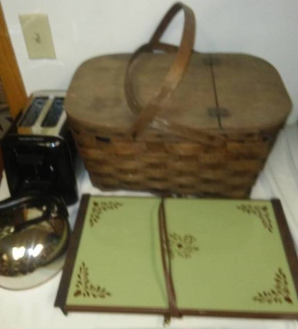lot 109 image: Kitchen &  picnic