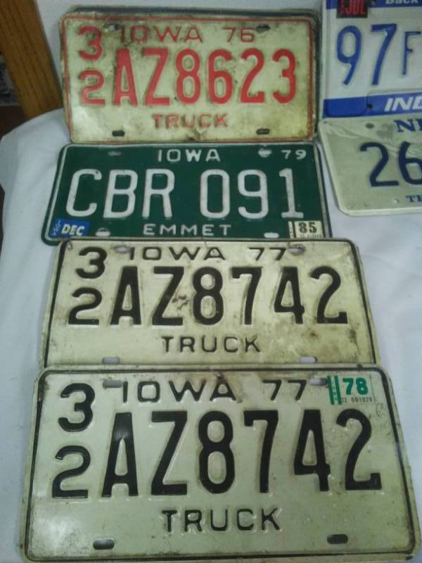 lot 128 image: 18 license plates variety of States.
