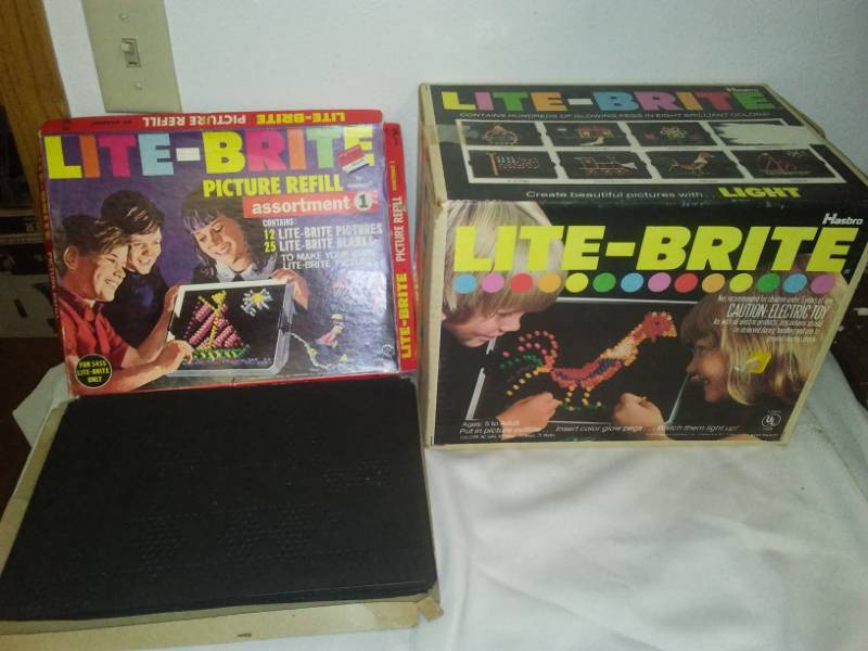 lot 135 image: Vintage Lite-Brite vintage with refill Pages