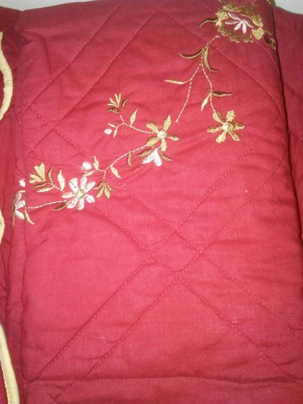 lot 138 image: Queen bedspread and 3 shams.