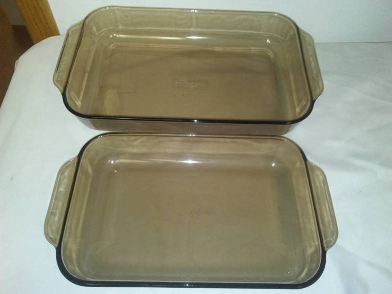lot 143 image: 2 Pyrex baking casserole dishes