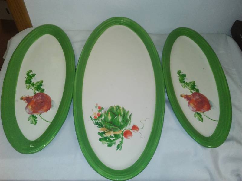 lot 145 image: 3 matching ceramic serving trays.