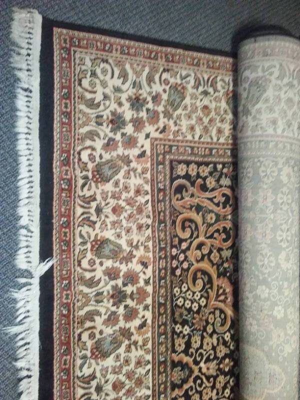 lot 156 image: Fringe area rug - very clean. 8 X 11.